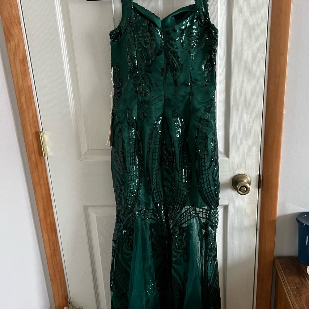 EMERALD GREEN PROM DRESS - Picture 2 of 3